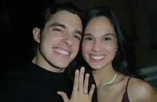 O empresário Rodrigo Pinto e a médica Naila Bucar ficaram noivos durante viagem (Foto: Instagram)