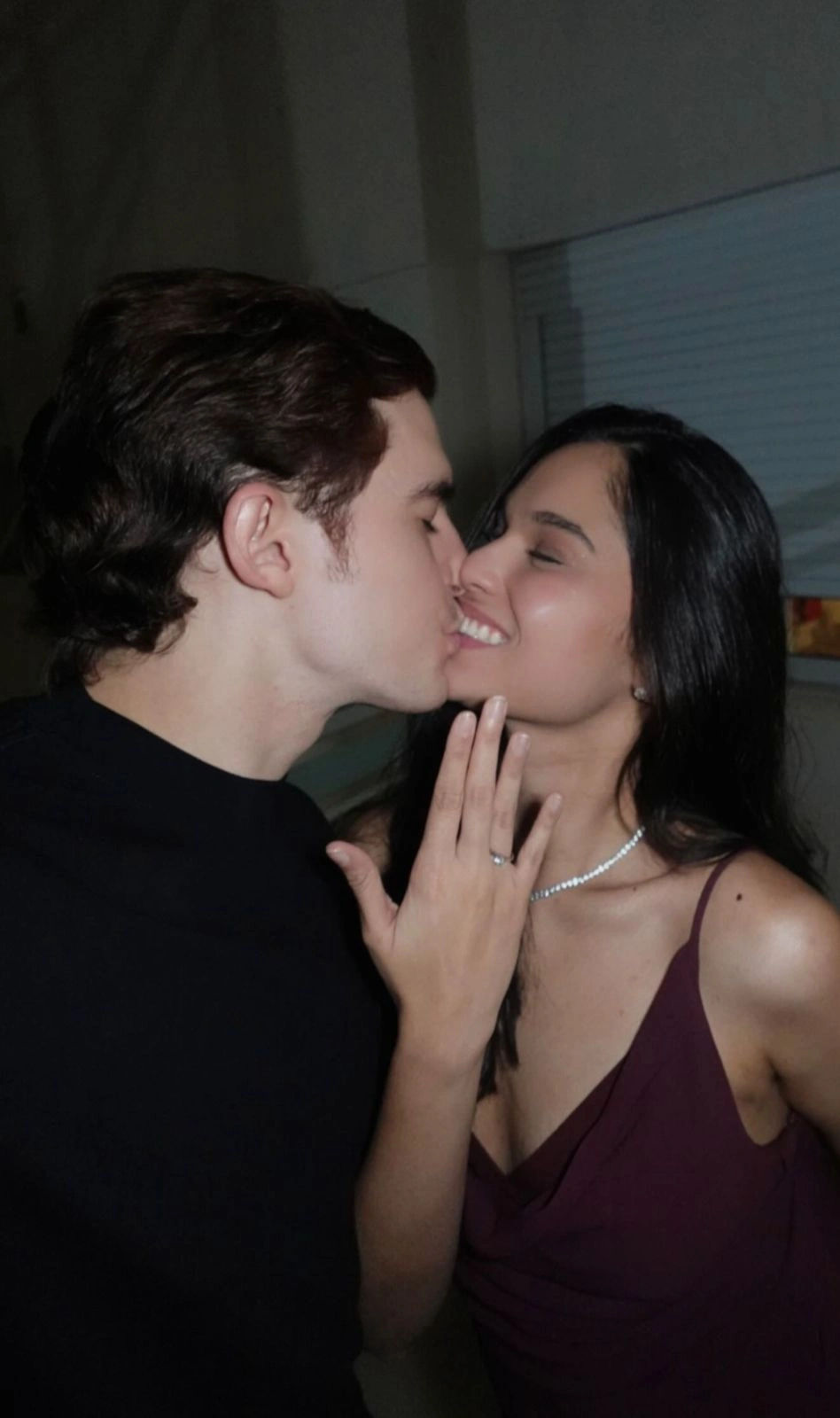 O empresário Rodrigo Pinto e a médica Naila Bucar ficaram noivos durante viagem