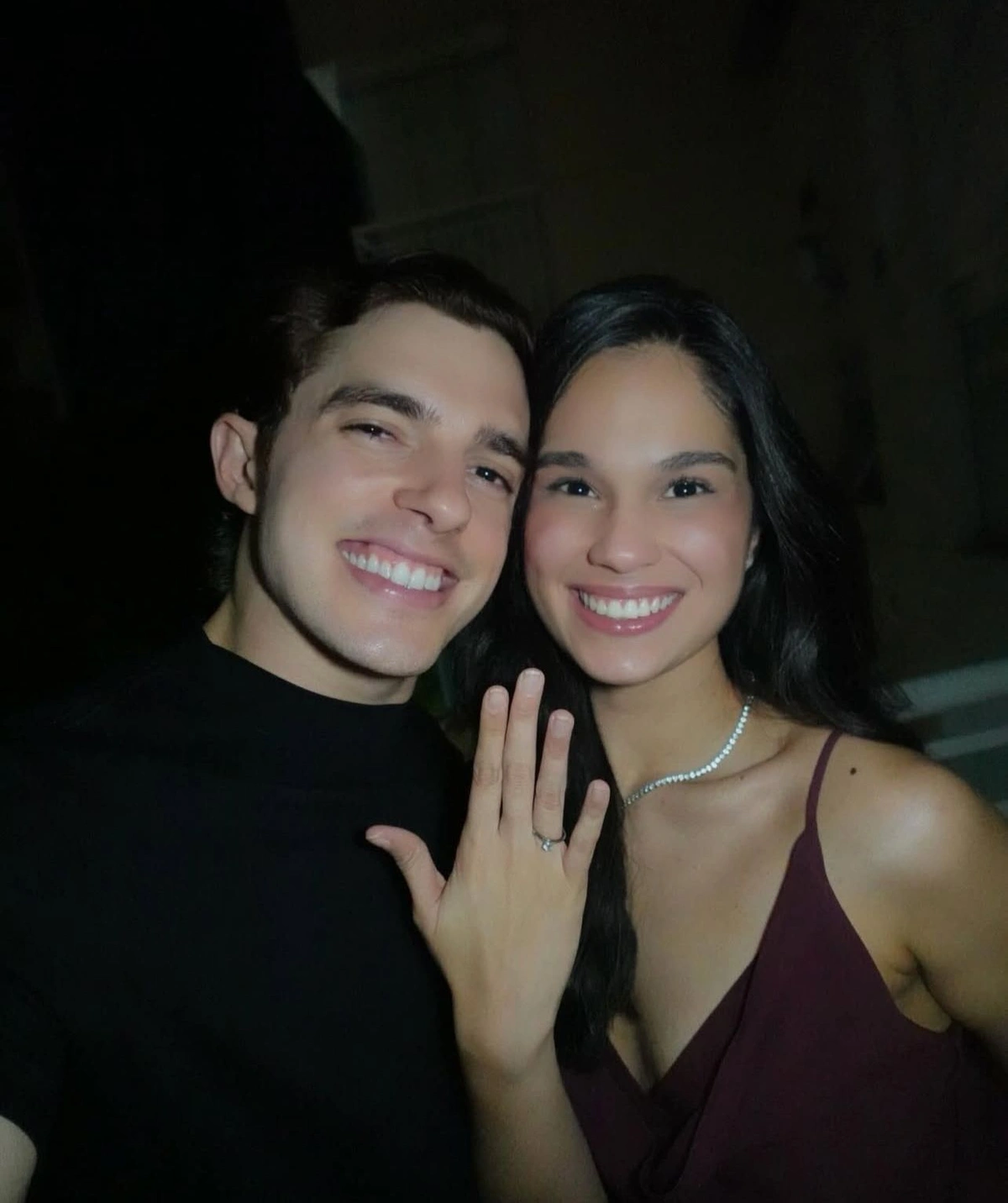 O empresário Rodrigo Pinto e a médica Naila Bucar ficaram noivos durante viagem