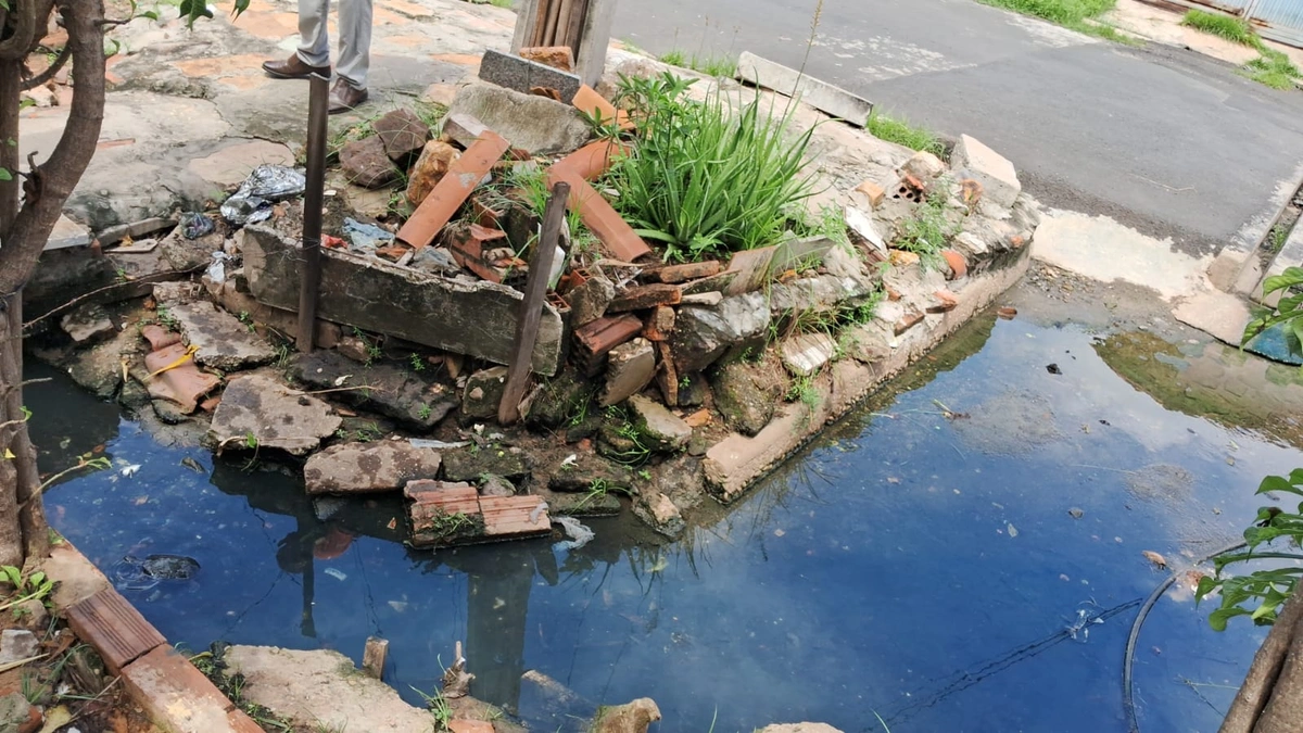 Obra mal executada pela Prefeitura de Teresina deixa esgoto acumulado em imóvel