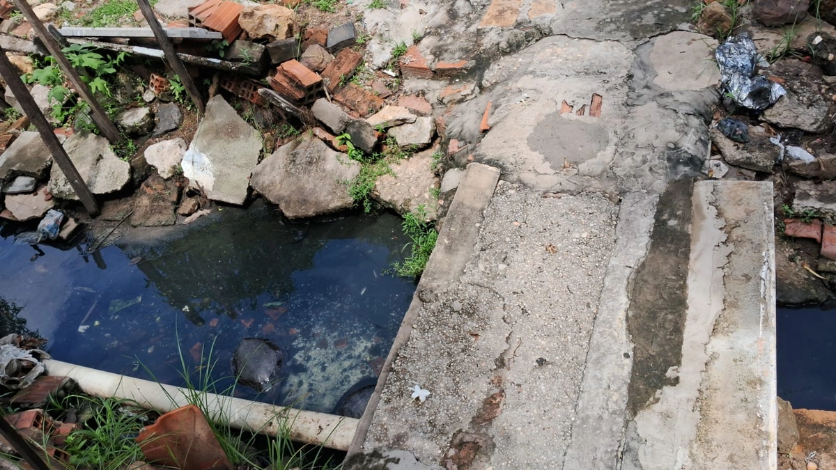 Obra mal executada pela Prefeitura de Teresina deixa esgoto acumulado em imóvel