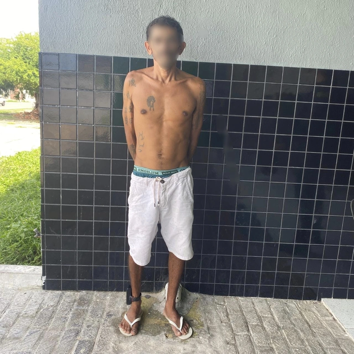 'Olho de Trator' tenta fugir, mas é interceptado e preso por tráfico no litoral