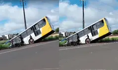 Ônibus perde controle e fica inclinado às margens da BR-226, em Timon