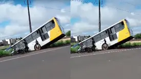 Ônibus perde controle e fica inclinado às margens da BR-226, em Timon (Foto: Reprodução)