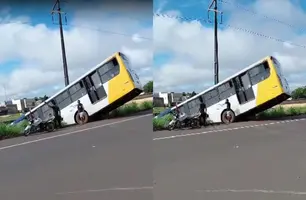Ônibus perde controle e fica inclinado às margens da BR-226, em Timon (Foto: Reprodução)