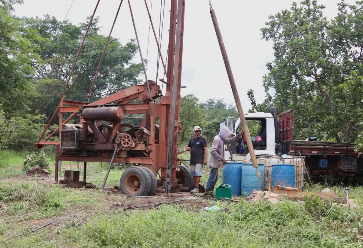 Perfuração de poço leva água a comunidades rurais de Hugo Napoleão