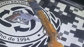 PM apreende armas e conduz homem por ameaça na zona rural de São Raimundo Nonato (Foto: Reprodução)