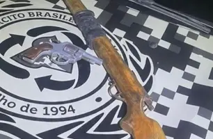 PM apreende armas e conduz homem por ameaça na zona rural de São Raimundo Nonato (Foto: Reprodução)