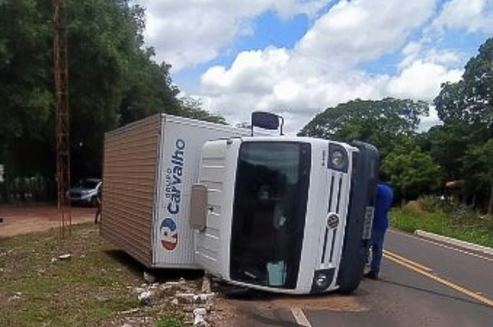 Pneu estoura e caminhão baú tomba na PI-113, entre José de Freitas e Teresina