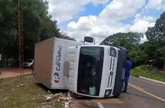 Pneu estoura e caminhão baú tomba na PI-113, entre José de Freitas e Teresina
