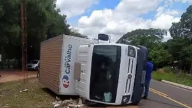 Pneu estoura e caminhão baú tomba na PI-113, entre José de Freitas e Teresina (Foto: Reprodução)