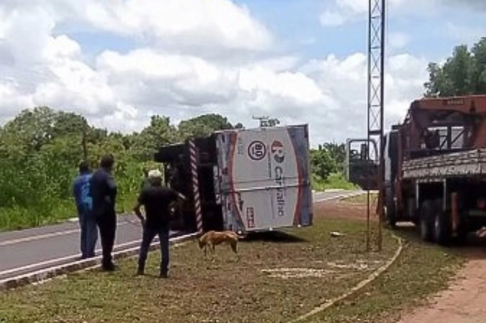 Pneu estoura e caminhão baú tomba na PI-113, entre José de Freitas e Teresina