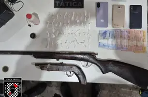 Polícia encontrou 42 pedras de crack, celulares e dinheiro durante ação no bairro Pedrinhas (Foto: Reprodução)