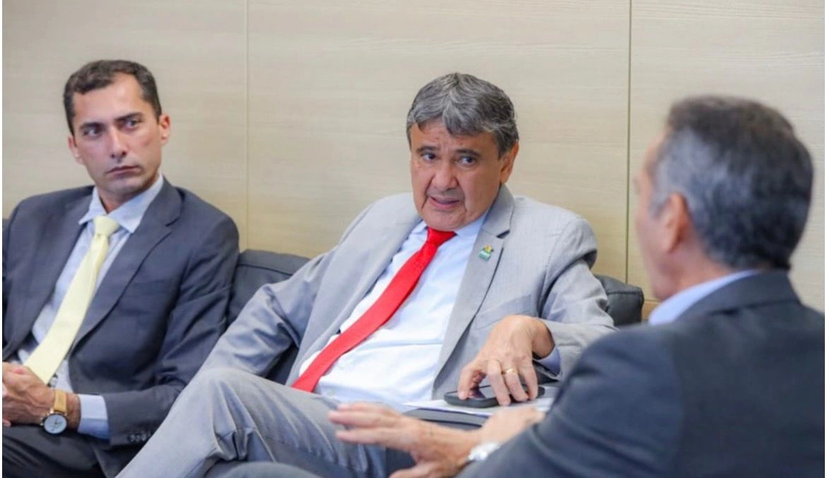 Prefeito de Paulistana articula adutora em reunião com ministros em Brasília