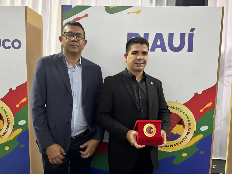 Prefeito e secretário de Educação de Dom Inocêncio