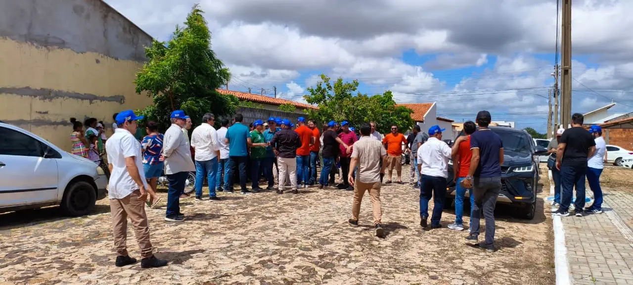 Prefeito Francisco Emanuel e deputado visitam obras em bairros de Parnaíba