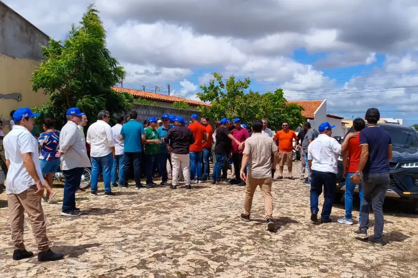 Prefeito Francisco Emanuel e deputado visitam obras em bairros de Parnaíba