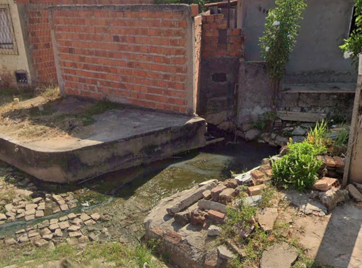 Prefeitura deixa esgoto acumulado na frente de casa de idosos em Teresina