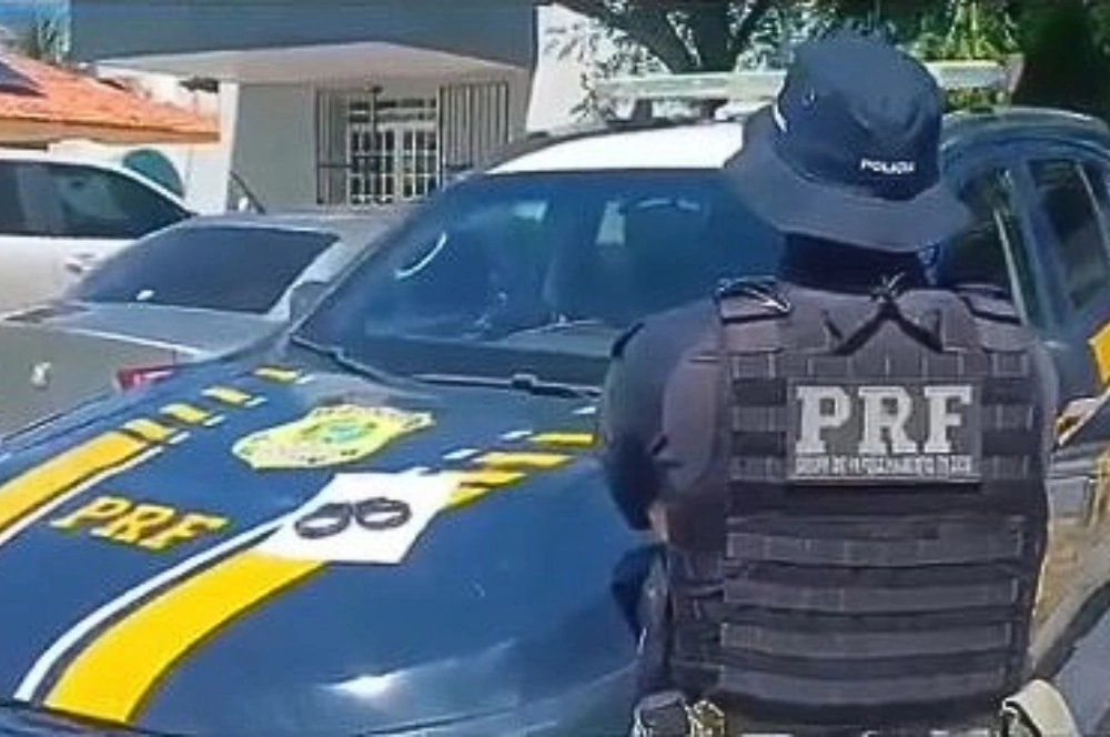PRF intercepta ônibus em Buriti dos Lopes e prende procurado pela Justiça de Goiás