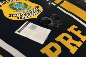 PRF leva motorista à PF após suspeita de documento falso na BR-343
