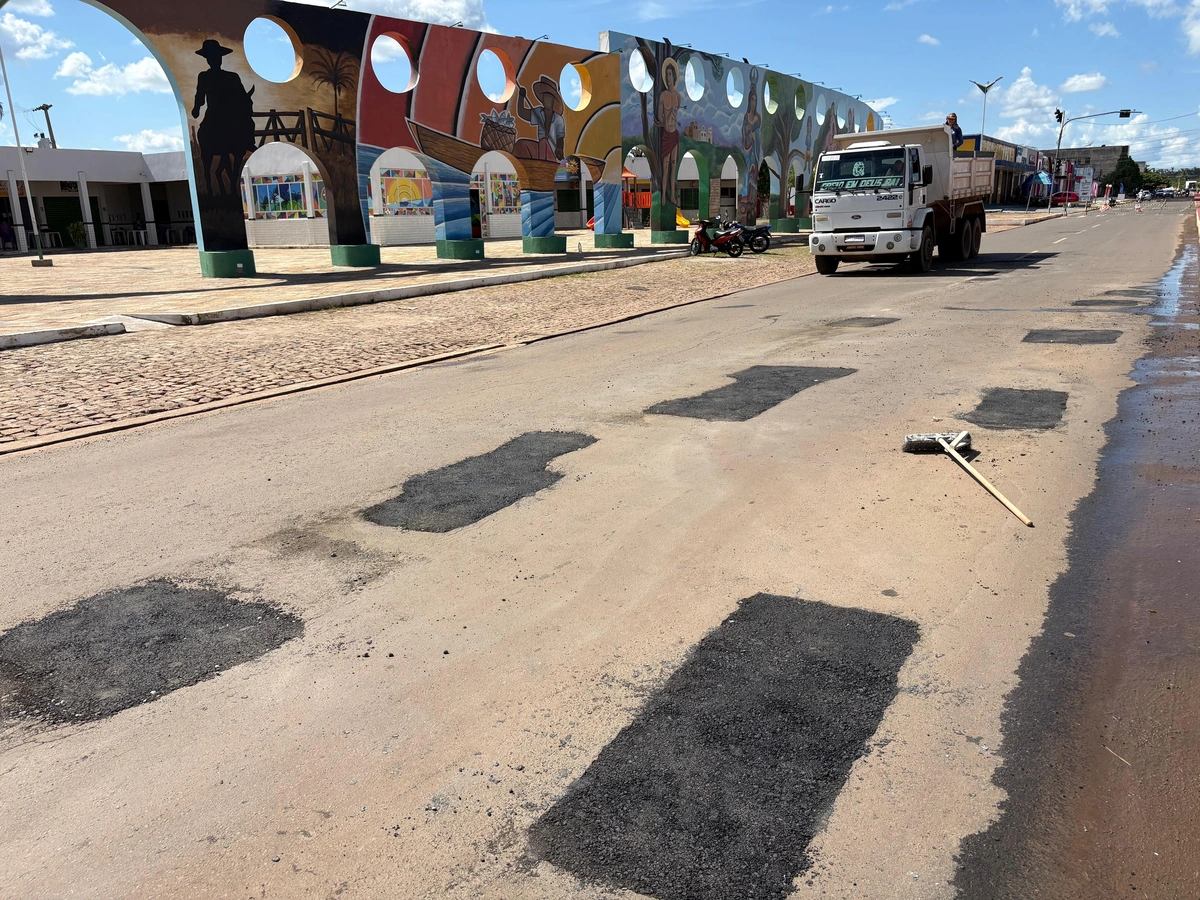 Recuperação asfáltica na Av. Petrônio Portela é intensificada em Esperantina