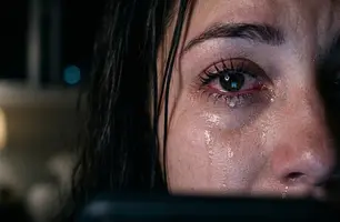 Redes sociais e ansiedade: por que tantas mulheres se sentem insuficientes (Foto: Conecta Piauí / I.A)