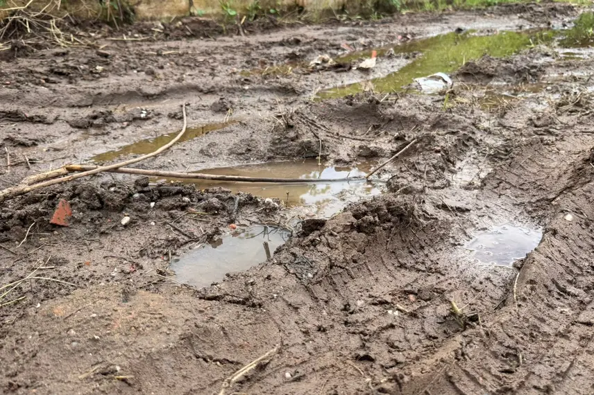Ruas viram 'trajeto de rally' por descaso na zona Leste de Teresina