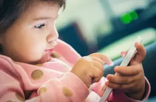 Usuários de plataformas digitais são atingidos pela rolagem infinita (Foto: Reprodução/ BBC)