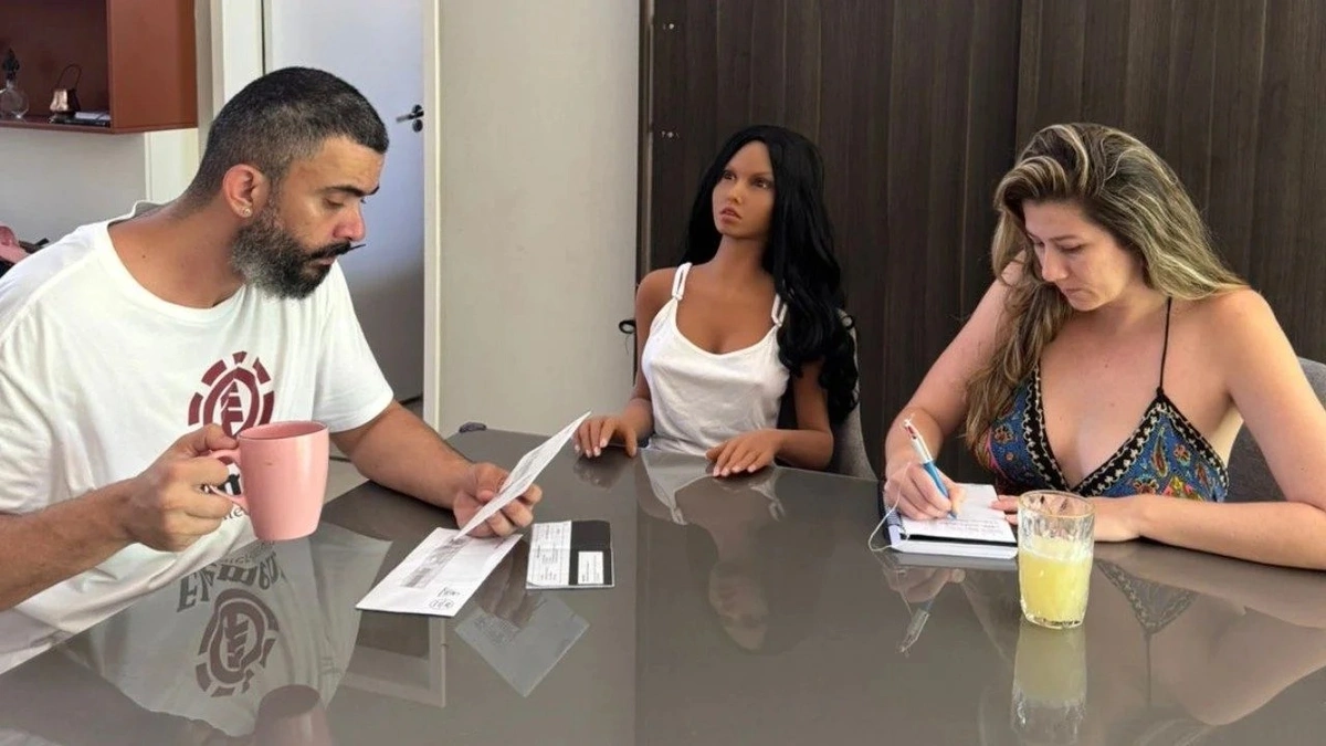 Vagner Macedo, Kathleen e Bella Mantovani; casal de influenciadores vive relação com boneca realista