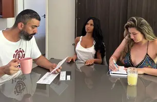 Vagner Macedo, Kathleen e Bella Mantovani; casal de influenciadores vive relação com boneca realista (Foto: Reprodução/ TV Pop)