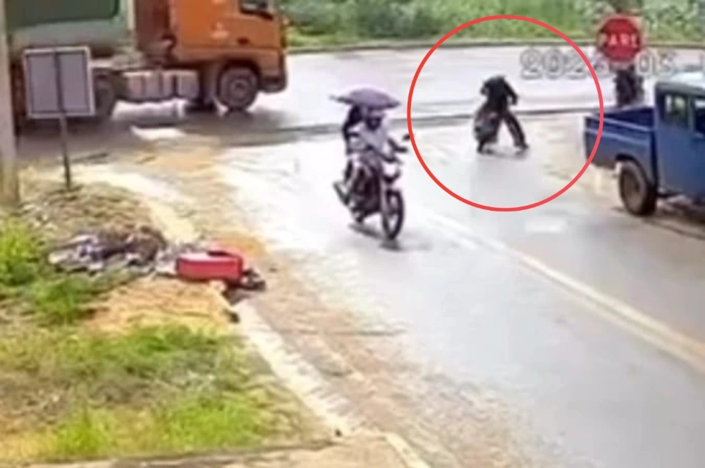 Vídeo flagra colisão entre motocicleta e carreta que deixou garupa morto em Uruçuí