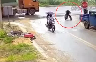 Vídeo flagra colisão entre motocicleta e carreta que deixou garupa morto em Uruçuí (Foto: Reprodução)