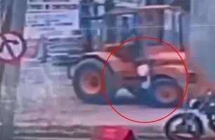 Vídeo flagra homem caindo de trator e sendo esmagado pela roda em Teresina (Foto: Reprodução)