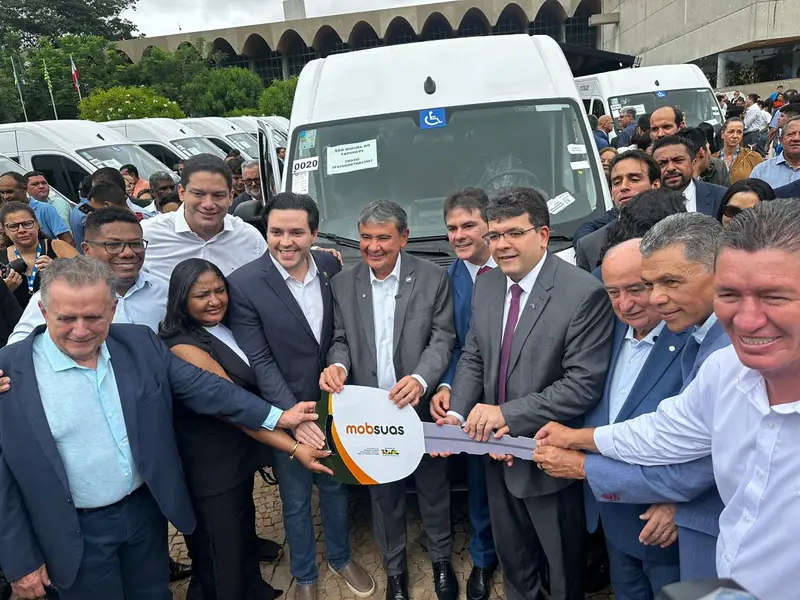 Wellington Dias lança ações sociais e entrega vans do MobSUAS em Teresina