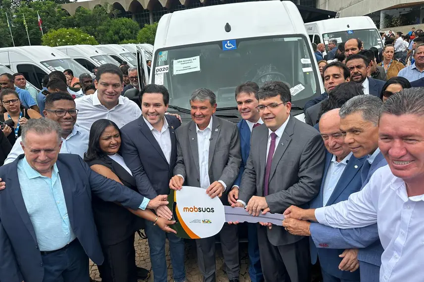 Wellington Dias lança ações sociais e entrega vans do MobSUAS em Teresina