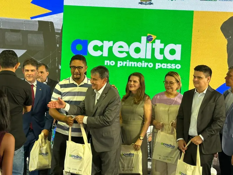 Wellington Dias lança ações sociais e entrega vans do MobSUAS em Teresina