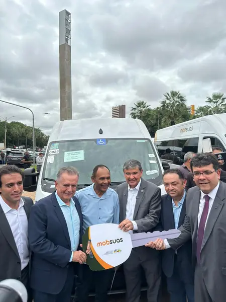 Wellington Dias lança ações sociais e entrega vans do MobSUAS em Teresina