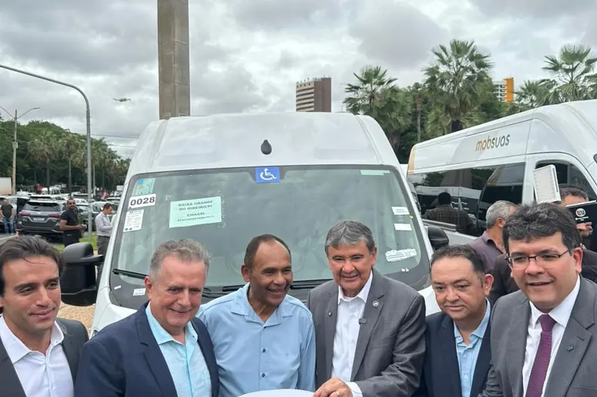 Wellington Dias lança ações sociais e entrega vans do MobSUAS em Teresina