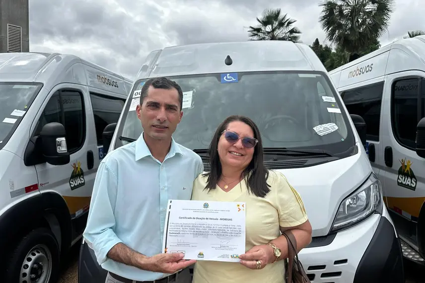 Wellington Dias lança ações sociais e entrega vans do MobSUAS em Teresina