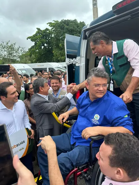 Wellington Dias lança ações sociais e entrega vans do MobSUAS em Teresina
