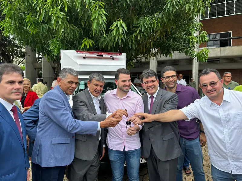 Wellington Dias lança ações sociais e entrega vans do MobSUAS em Teresina