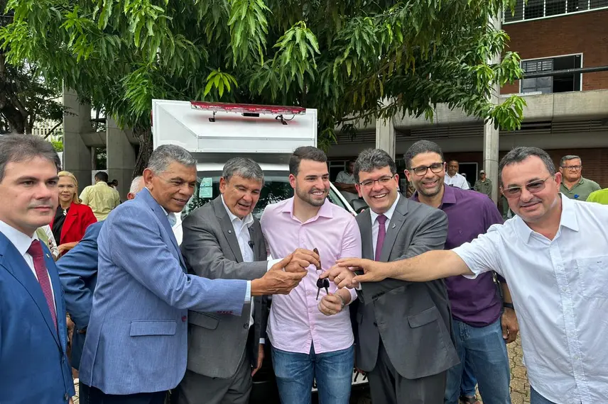 Wellington Dias lança ações sociais e entrega vans do MobSUAS em Teresina