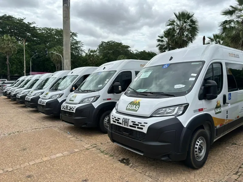 Wellington Dias lança ações sociais e entrega vans do MobSUAS em Teresina