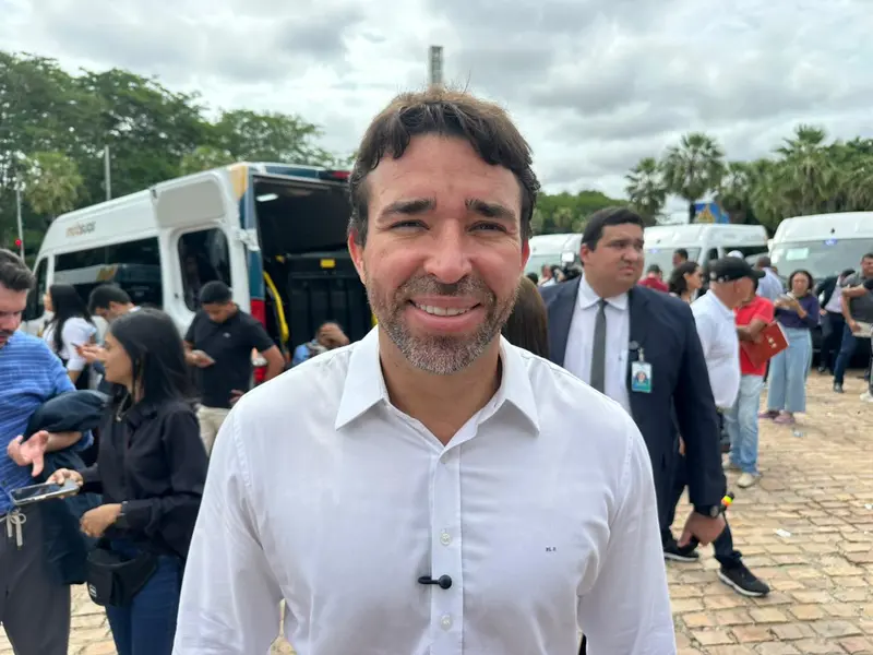 Wellington Dias lança ações sociais e entrega vans do MobSUAS em Teresina