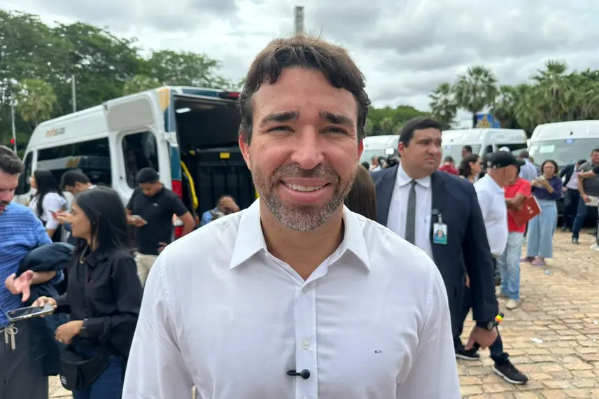 Wellington Dias lança ações sociais e entrega vans do MobSUAS em Teresina