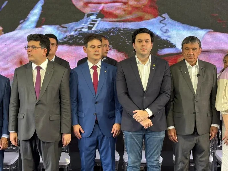 Wellington Dias lança ações sociais e entrega vans do MobSUAS em Teresina