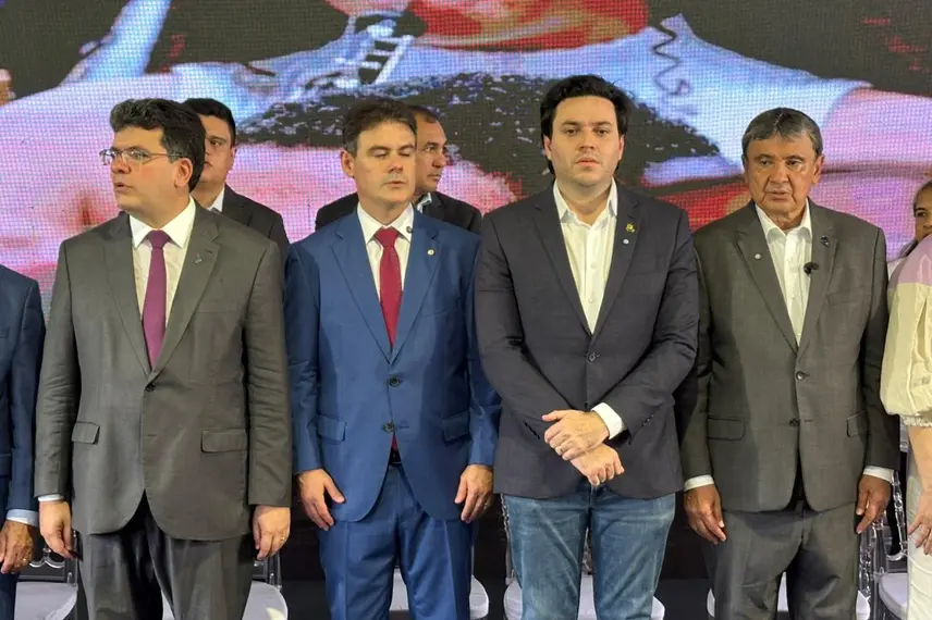 Wellington Dias lança ações sociais e entrega vans do MobSUAS em Teresina