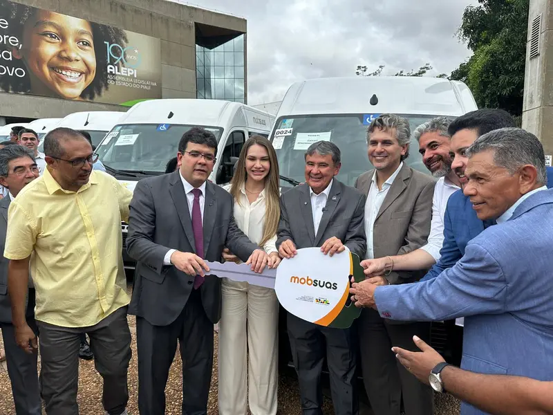 Wellington Dias lança ações sociais e entrega vans do MobSUAS em Teresina