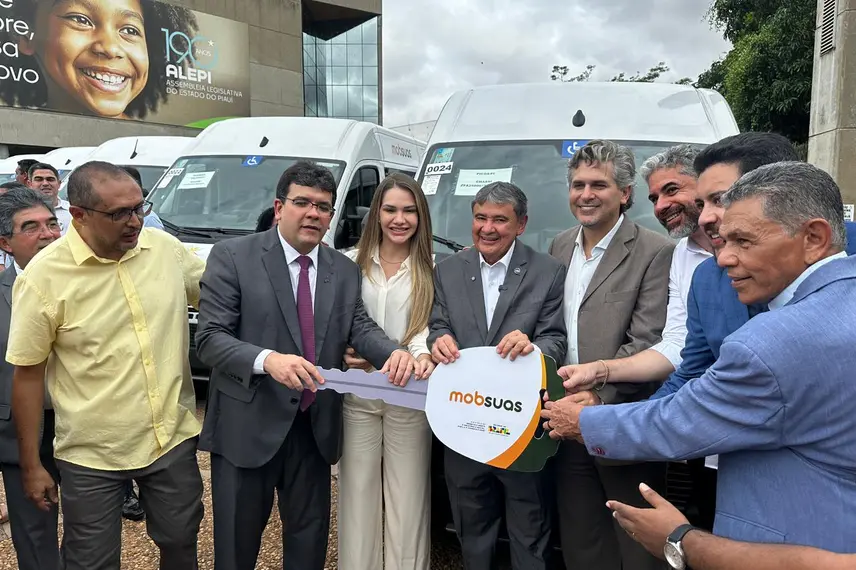 Wellington Dias lança ações sociais e entrega vans do MobSUAS em Teresina