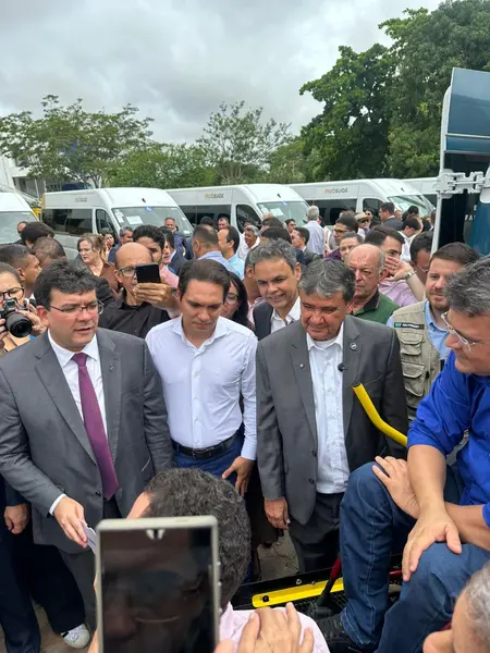 Wellington Dias lança ações sociais e entrega vans do MobSUAS em Teresina